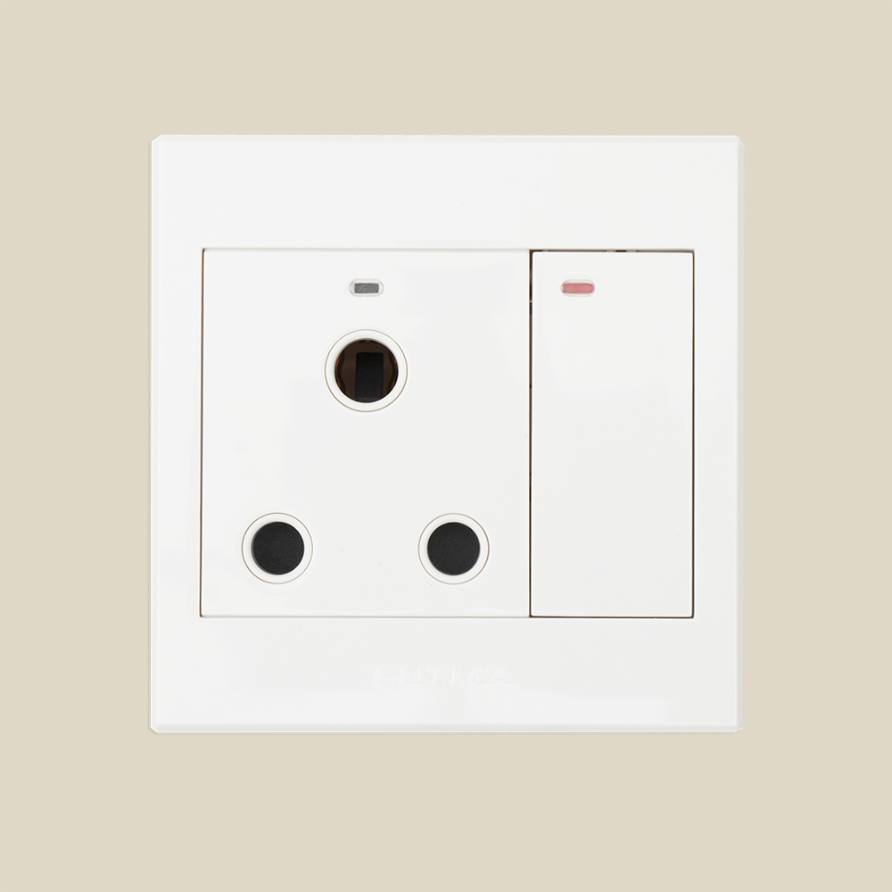 فوتينا مقبس حائط ثلاثي 15 أمبير مع مفتاح للتشغيل - أبيض