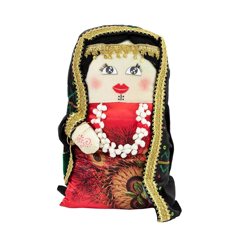 وسادة ديكور بتصميم تراثي محشوة على شكل بنت بلبس البدوي مزينة بفل