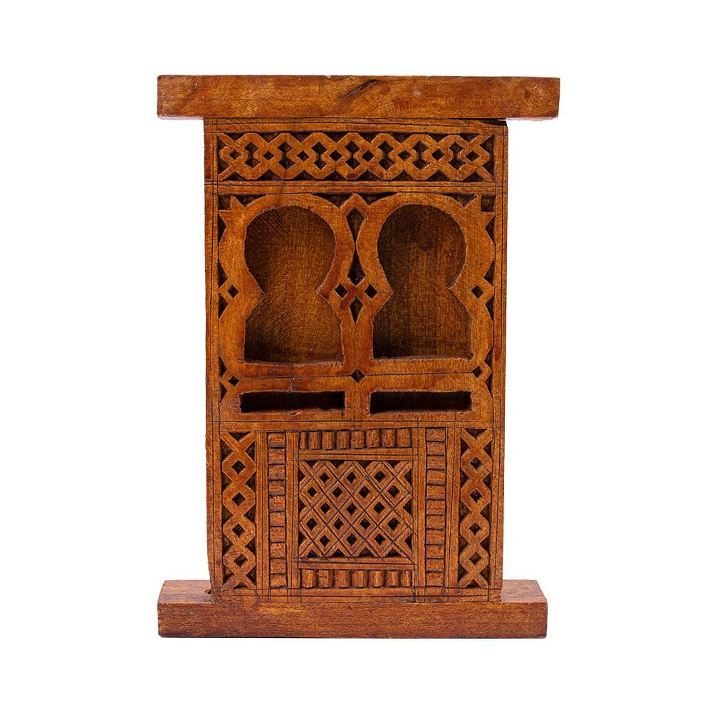 مجسم خشبي تراثي لشبام حضرموت بنقشات محفورة على شكل روشن