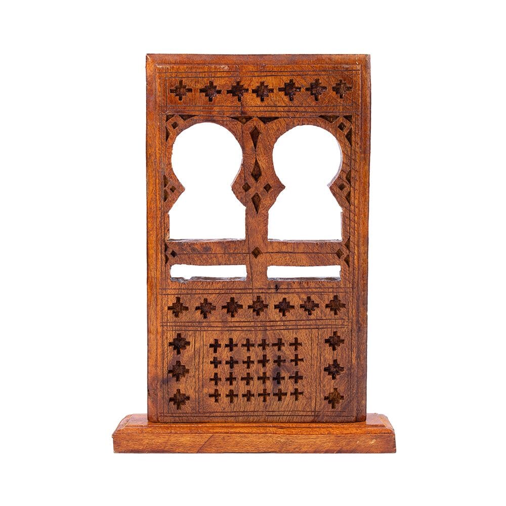 مجسم خشبي تراثي لشبام حضرموت بنقشات محفورة على شكل روشن
