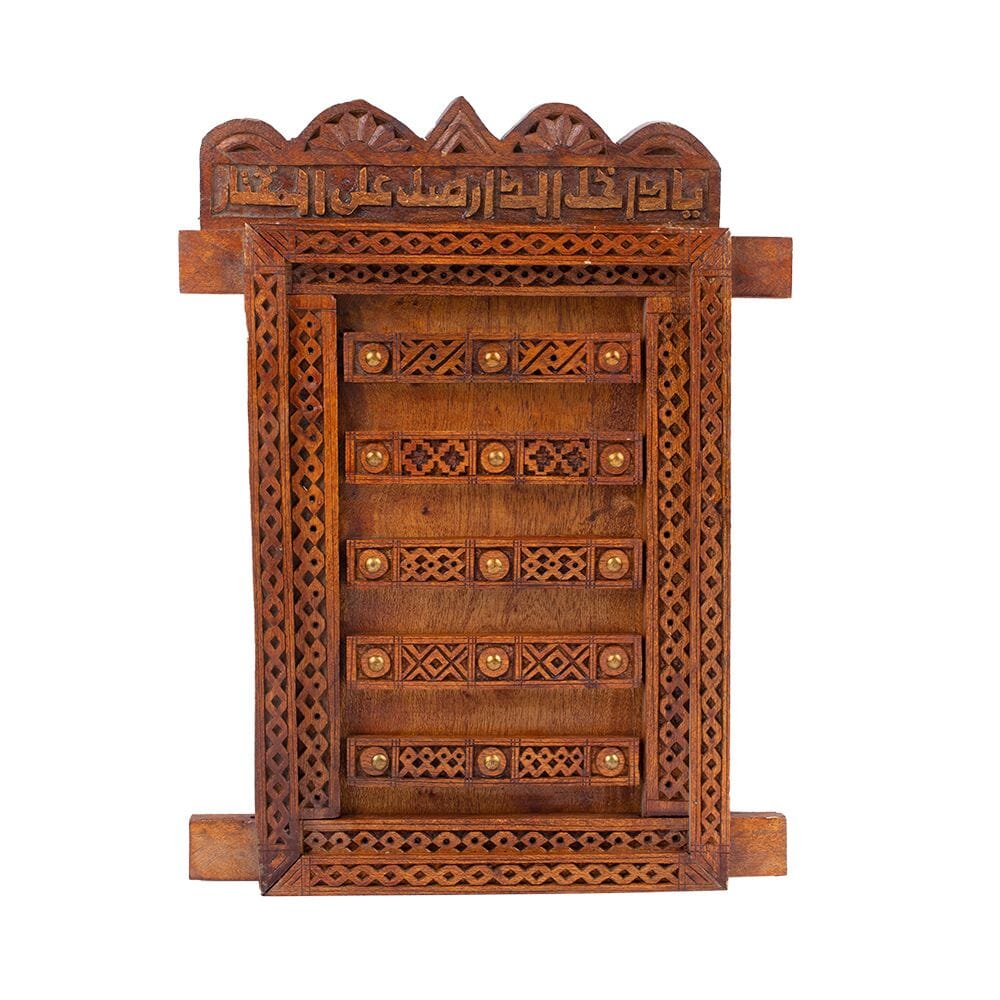 مجسم خشبي تراثي لشبام حضرموت بنقشات محفورة على شكل باب