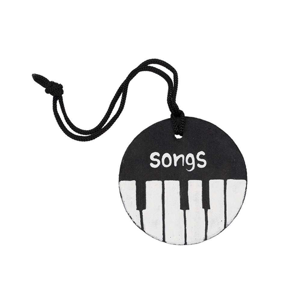 ميدالية خشبية برسم يدوي على شكل بيانو