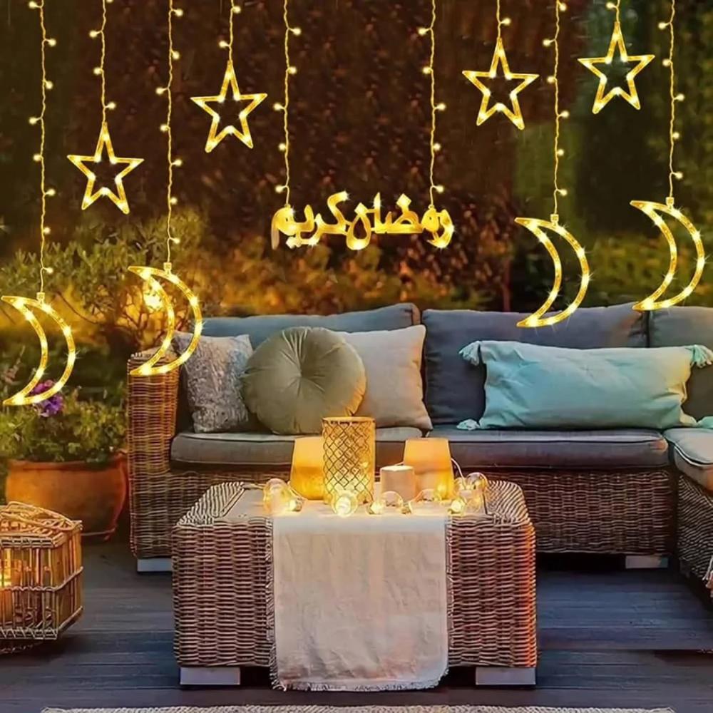 إضاءة دافئة نجوم وهلال وعبارة "رمضان كريم