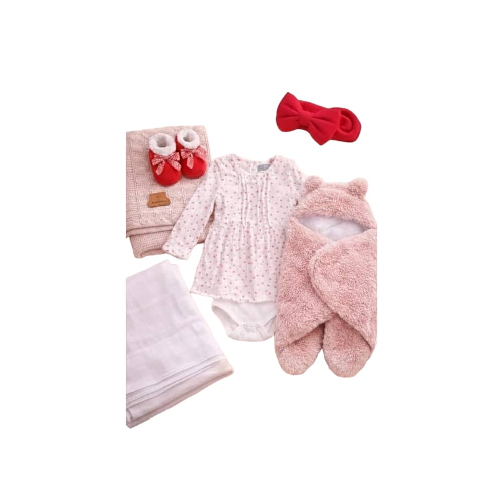 طقمًا متكاملًا يجمع بين النعومة والأناقة في كل تفصيلة