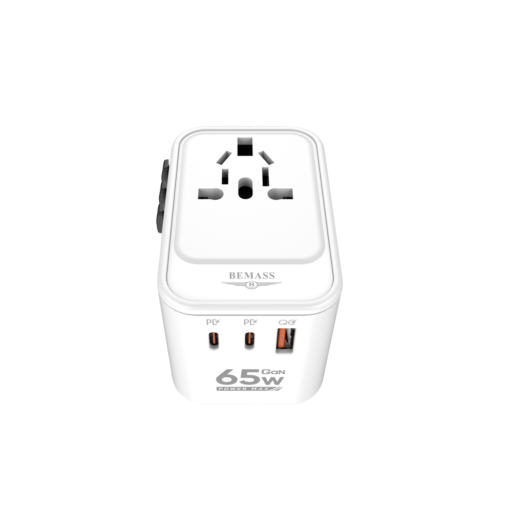 بيماس محول طاقة عالمي للسفر مع 3 منافذ يو اس بي ومنفذ تايب سي - أبيض