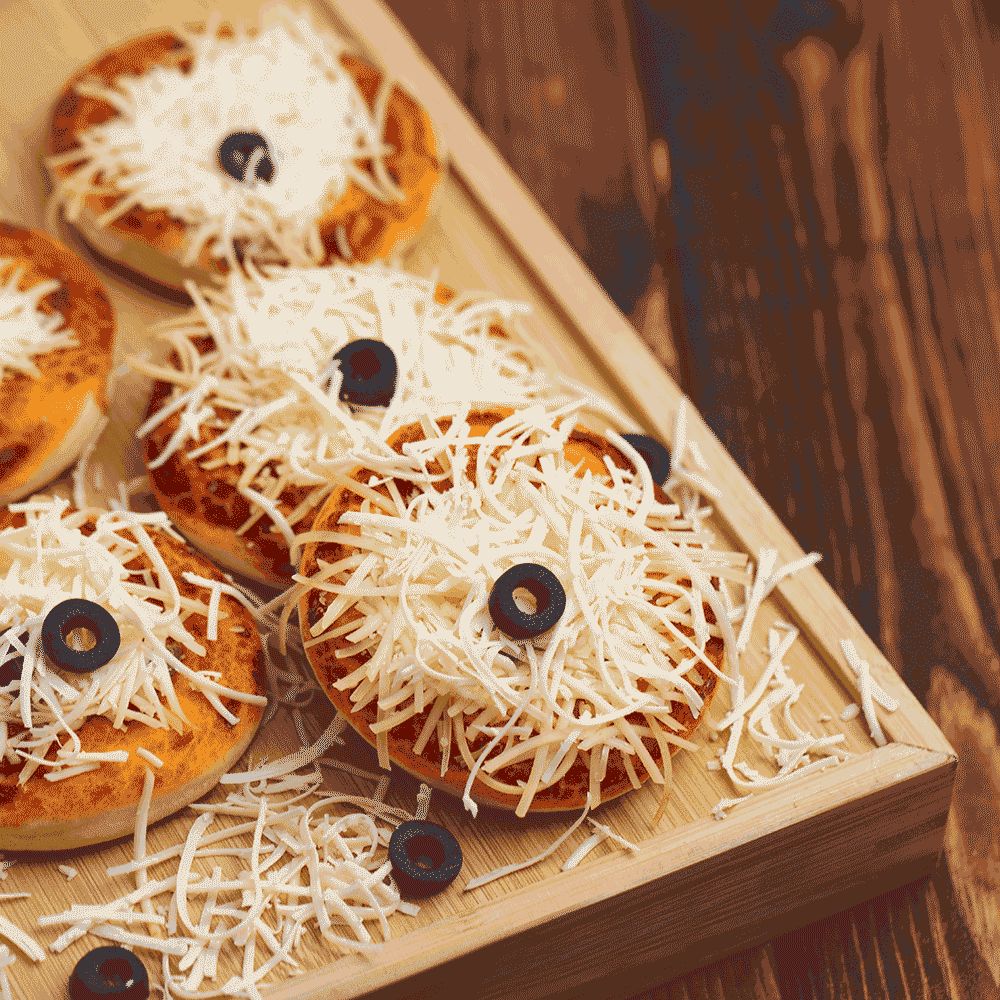 موكا  قطعة بيتزا صغيرة بالجبن والزيتون