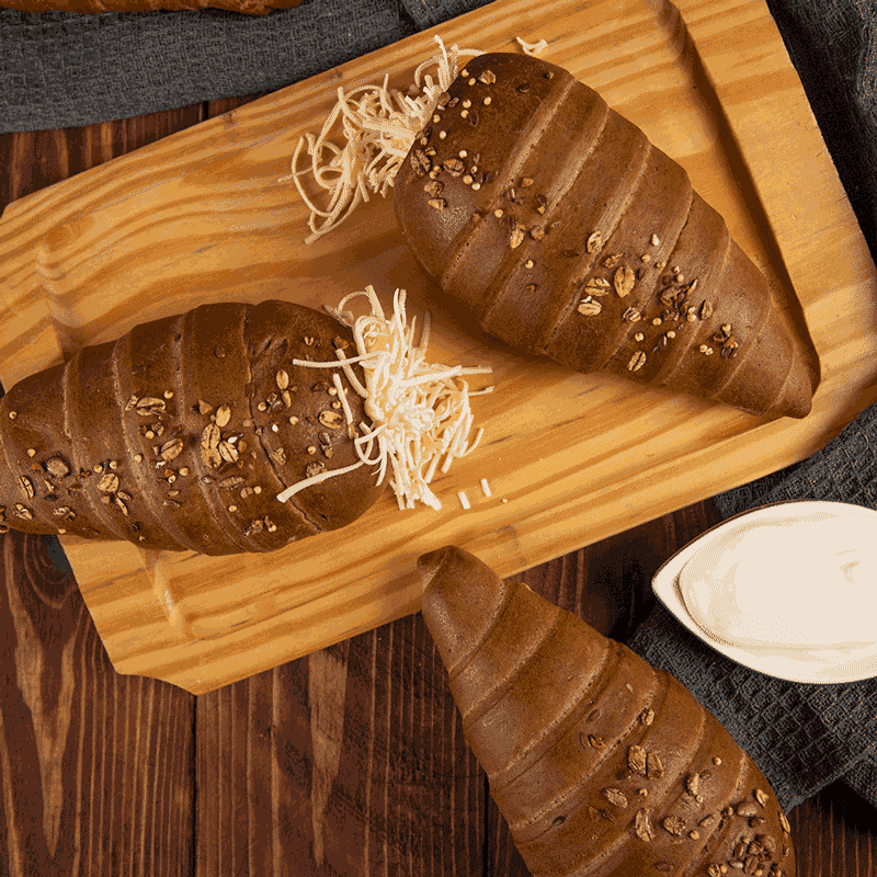 موكا أقماع كرواسان أسمر محشوة بجبن شيدر و جبن سائل