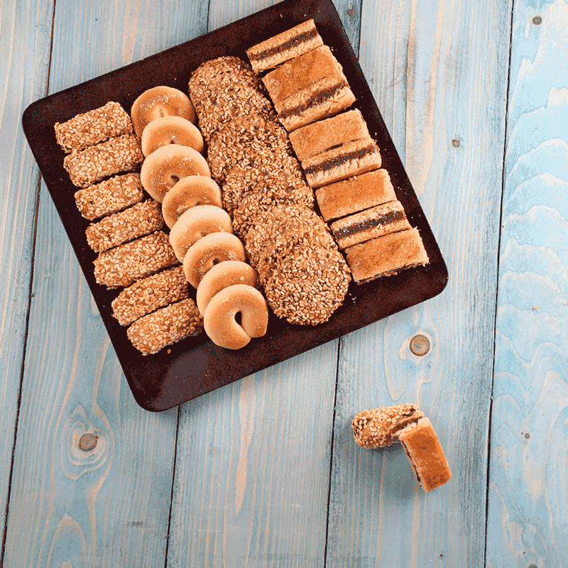 موكا باكت كعك بالتمر مع كعك السمسم و الغريبات - 1 كجم 